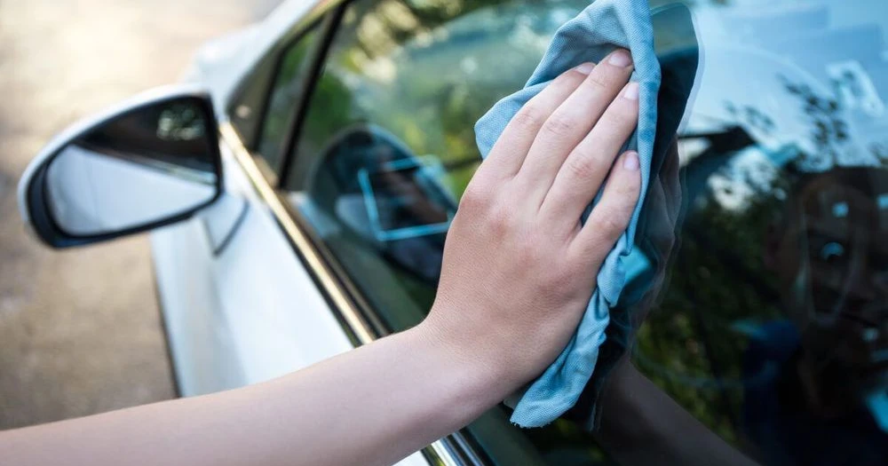 Cómo limpiar el cristal del coche