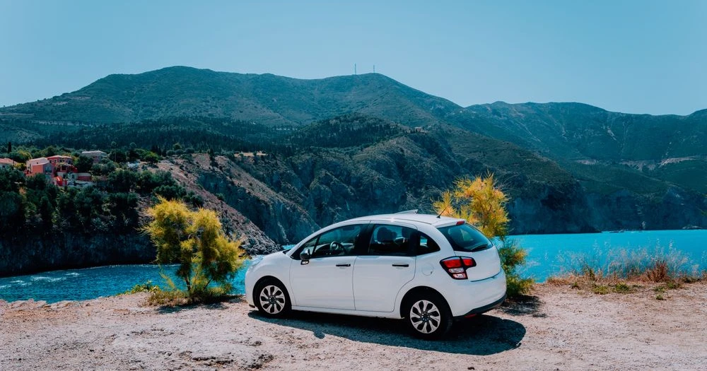 ¿Ir con tu propio coche o alquilar un vehículo? Comparación para las vacaciones de verano