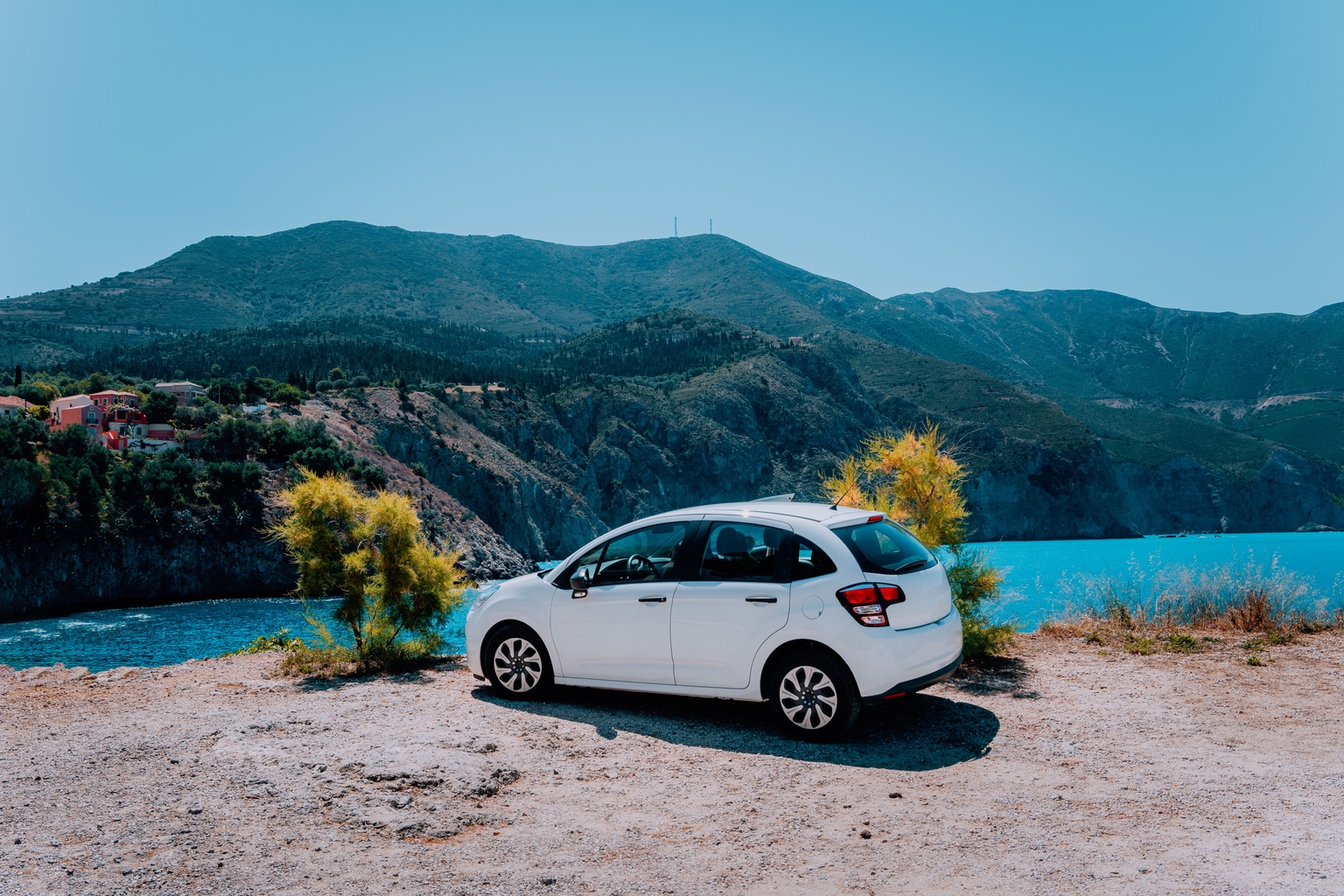 Aller avec sa propre voiture ou louer un véhicule ? Comparaison pour les vacances d'été